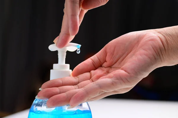 Orang Orang Yang Sehat Mencuci Tangan Bersih Dengan Cairan Alkohol — Stok Foto
