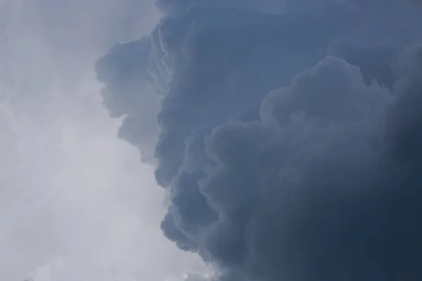 Dunkle Schwere Gewitterwolke Dramatischen Launenhimmel — Stockfoto