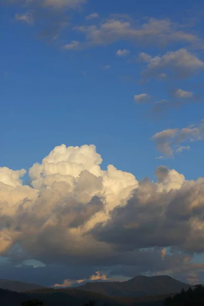 Пейзажное Изображение Большое Облако Небе Над Горным Холмом — стоковое фото