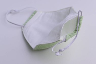 Moda kumaşından el yapımı yüz maskesi kumaşı ve içinde salu muslin yumuşak tekstil malzemesi var.