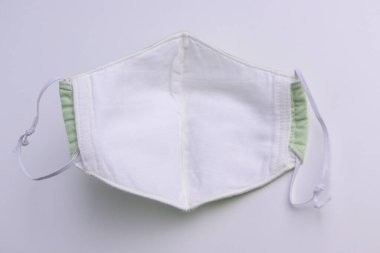 Moda kumaşından el yapımı yüz maskesi kumaşı ve içinde salu muslin yumuşak tekstil malzemesi var.