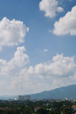 Beyaz bulut açık mavi gökyüzünde şehrin üstünde
