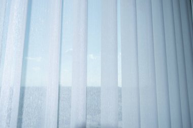 Penceredeki beyaz perde iç dekorasyonu