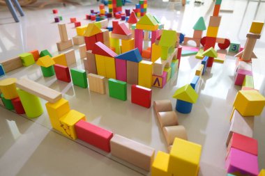 Tahta oyuncak blokları çocuk aktiviteleri için şehir inşa ediyor evde oyun öğrenme gelişimi