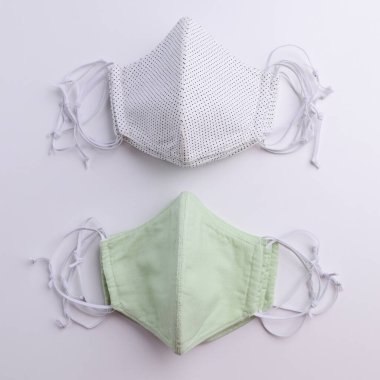 Moda kumaşından el yapımı yüz maskesi yığını. Satılık pamuk kumaş.