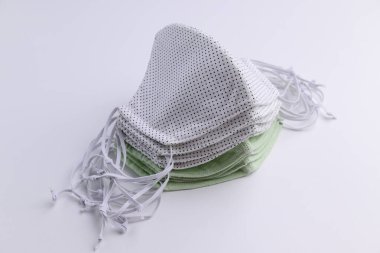 Moda kumaşından el yapımı yüz maskesi, beyaz arka planda pamuk kumaş.