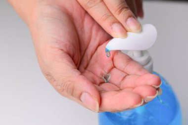 İnsanlar sağlıklı bir şekilde ellerini sıvı alkol jeli ile yıkıyor. Coronavirüsü tıbbi olarak önlüyorlar.