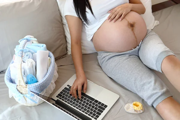 Mãe Gravidez Trabalhando Line Escritório Casa Mãe Grávida Digitando Computador — Fotografia de Stock