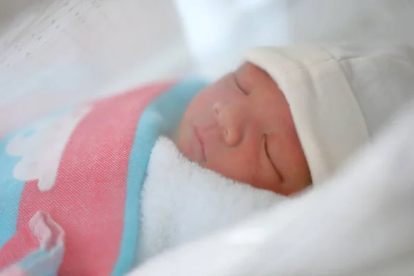 Bonito Bebê Recém Nascido Dormindo Doce Sonho Cobertor Macio — Fotografia de Stock