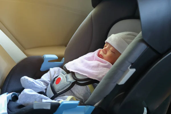 Bayi Lucu Yang Baru Lahir Tidur Sabuk Pengaman Mobil Proteksi — Stok Foto