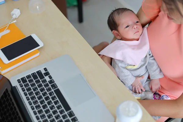 Empresária Parentalidade Pequeno Bebê Recém Nascido Casa Negócios Escritório Mãe — Fotografia de Stock
