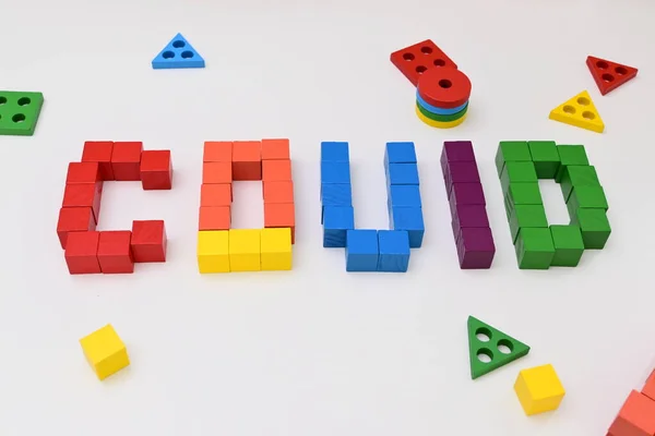 トピック白い背景に子供の木製ブロックおもちゃからのCovidテキストメッセージ — ストック写真