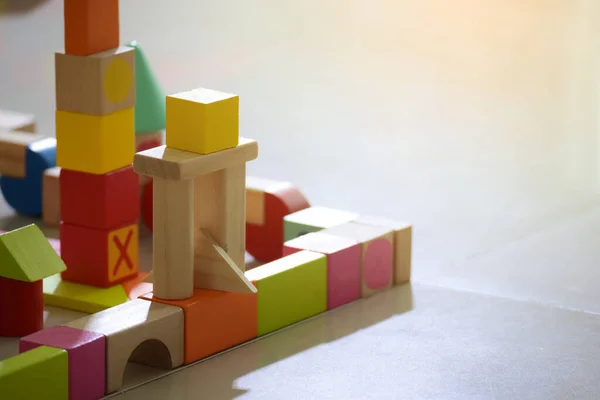 子供の遊びの活動のための木製のおもちゃブロックの建物の町家庭での学習開発 — ストック写真