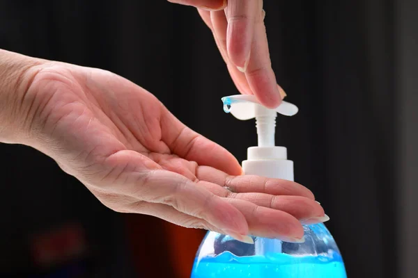 Orang Orang Yang Sehat Mencuci Tangan Bersih Dengan Cairan Alkohol — Stok Foto