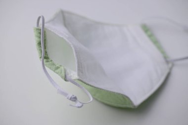 Moda kumaşından el yapımı yüz maskesi kumaşı ve içinde salu muslin yumuşak tekstil malzemesi var.