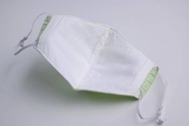 Moda kumaşından el yapımı yüz maskesi kumaşı ve içinde salu muslin yumuşak tekstil malzemesi var.