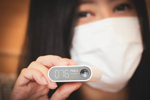 Asyalı Kadın Yüz Maskesi Takıyor Sağlıksız Hava Kirliliği Pm2 Unu — Stok fotoğraf