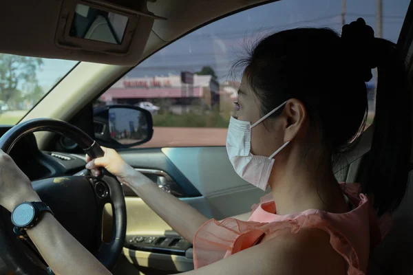 Vrouw Met Medisch Masker Rijden Auto — Stockfoto