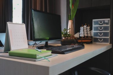 Masaüstü bilgisayarı ile masa başı işi iş yerinin ofis odasındaki masada.