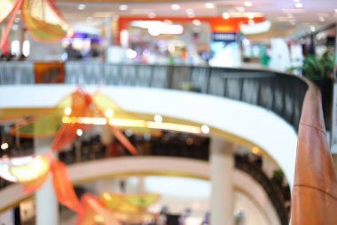 İmaj bulanık insanlar müşteri kitlesi alışveriş merkezi moda yaşam tarzında yürüyor