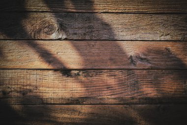 Ahşap ahşap ahşap duvardaki ışık ve gölge arka plan, eski ahşap masanın üst manzarası.