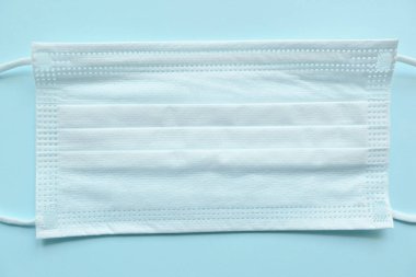 Mavi arka planda tıbbi yüz maskesi