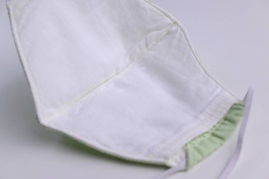 Moda kumaşından el yapımı yüz maskesi kumaşı ve içinde salu muslin yumuşak tekstil malzemesi var.