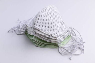 Moda kumaşından el yapımı yüz maskesi yığını. Satılık pamuk kumaş.