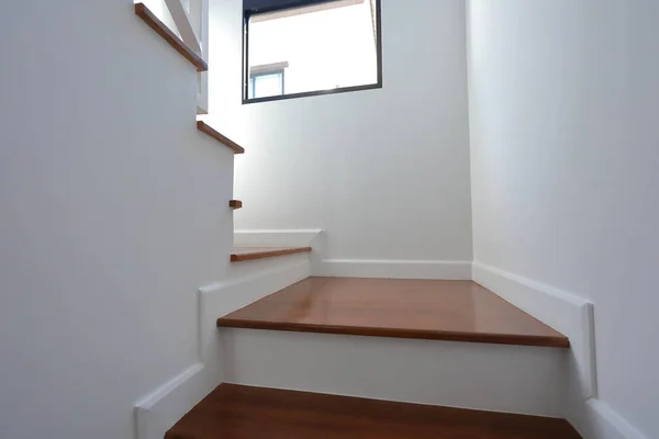 Escalera Madera Marrón Pared Blanca Casa Residencial — Foto de Stock