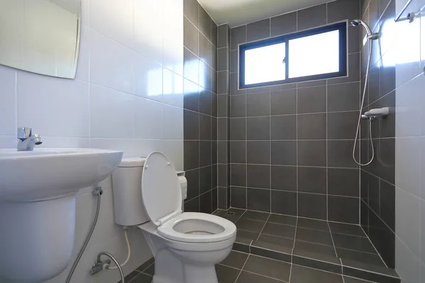Современный Дизайн Небольшой Ванной Комнаты Белой Лавандовой Водой Черной Кафельной — стоковое фото