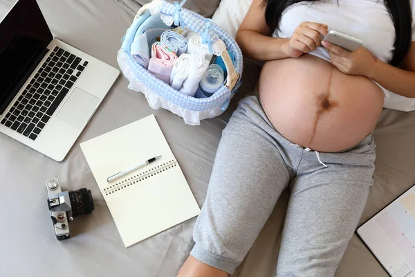 Nová Matka Těhotná Mateřství Příprava Pro Novorozence Láska Pleny Láhev — Stock fotografie
