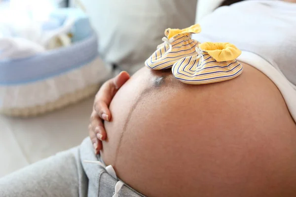 Roztomilý Malý Ponožka Dát Matka Bříško Těhotná Čeká Dítě Novorozence — Stock fotografie