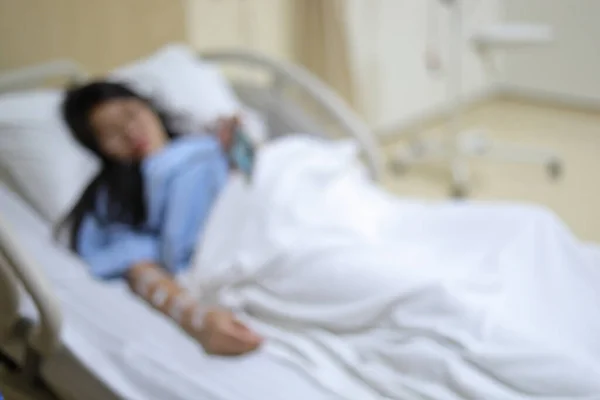 病院の回復室のベッドの上で休んでいる女性のイメージのブレ — ストック写真
