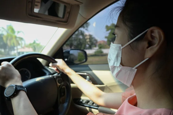 Vrouw Met Medisch Masker Rijden Auto — Stockfoto