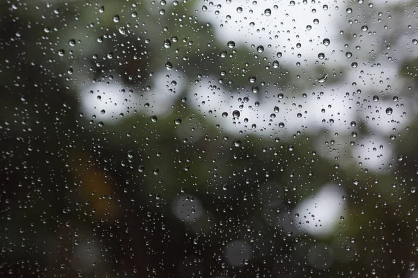 水雨滴在玻璃窗上 — 图库照片