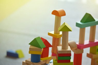 Evde kalıp oyun oynayan çocuklar için renkli tahta blok geometrik oyuncaklar.