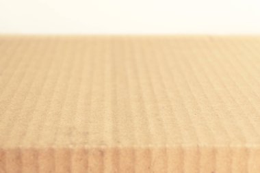 Ürün gösterimi için masanın üstündeki karton kağıt boş