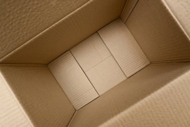 Kahverengi kutunun içinde boş kağıt paketi paketi paketler