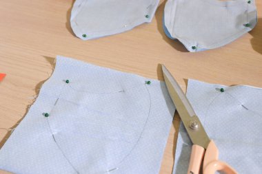 Kumaştan yapılmış yüz koruyucu maske düzeni