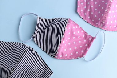 düz dizayn siyah ve pembe renkli moda yüz maskesi kumaştan el yapımı mavi arka plan