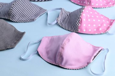 düz dizayn siyah ve pembe renkli moda yüz maskesi kumaştan el yapımı mavi arka plan