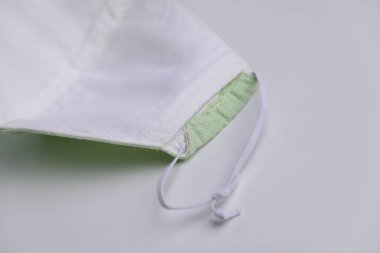 Moda kumaşından el yapımı yüz maskesi kumaşı ve içinde salu muslin yumuşak tekstil malzemesi var.