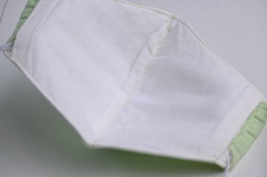 Moda kumaşından el yapımı yüz maskesi kumaşı ve içinde salu muslin yumuşak tekstil malzemesi var.