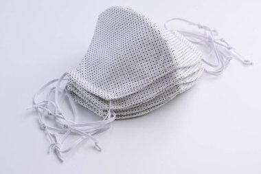 Moda kumaşından el yapımı beyaz yüz maskesi kumaşı.