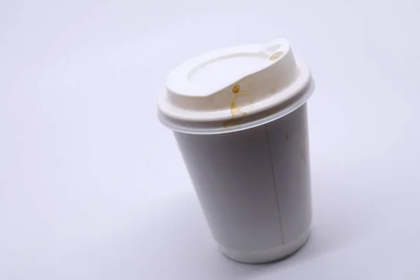Brudna Brązowa Plama Filiżance Gorący Napój Kawowy Papierowy Kubek Białym — Zdjęcie stockowe
