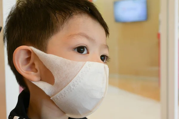 Yakışıklı Çocuk Hijyenik Yüz Maskesi Takıyor Kendini Hastalıktan Enfeksiyondan Hava — Stok fotoğraf