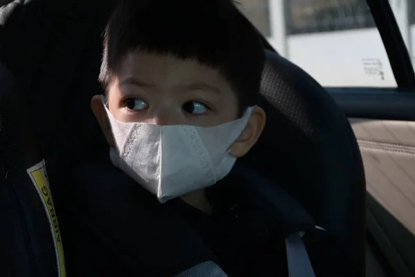 Enfant Assis Sur Siège Auto Portant Masque Hygiénique Protection Soins — Photo