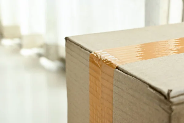 纸盒包装为褐色 装有胶布的纸盒 — 图库照片
