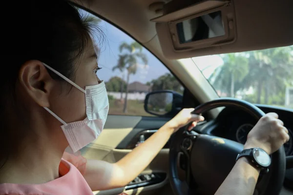Vrouw Met Medisch Masker Rijden Auto — Stockfoto