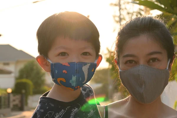 Azjatycki Słodkie Chłopiec Kobieta Matka Noszenie Maski Tkaniny Odkryty Dzień — Zdjęcie stockowe